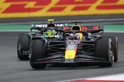 Max Verstappen al comando della Sprint dopo il sorpasso su Hamilton