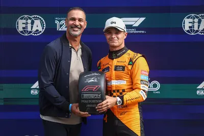 Lando Norris con il ruotino della pole position: è la terza della stagione