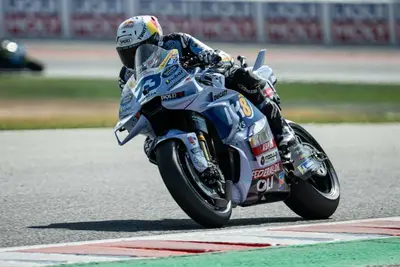 Il pilota spagnolo mette sempre più il titolo nelle mani del fratello, dopo un venerdì complicato