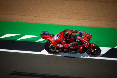Bagnaia scatta dal secondo posto e punta ad allungare nel Mondiale su Martin.