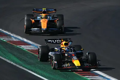 Verstappen davanti a Norris, in pista come in campionato