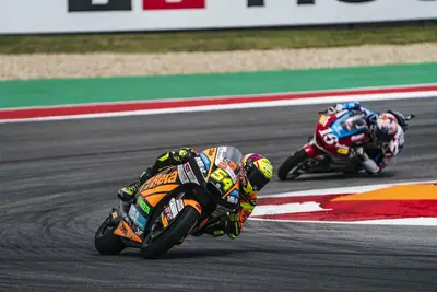 Fermin Aldeguer in sella alla sua moto in pista
