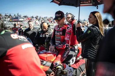 Bautista trionfa nella Superpole Race all'ultimo giro.