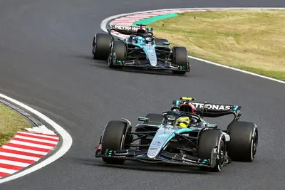 Hamilton e Russell in azione nella prima parte di gara. Credits: mercedesamgf1.com