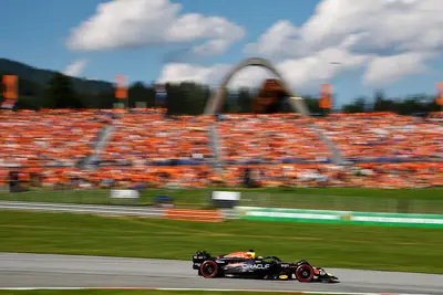 Max Verstappen passa davanti alla tribuna colorata d'arancio dai suoi tifosi.
