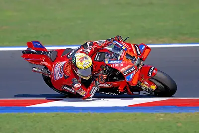 Francesco Bagnaia in sella alla sua Ducati mentre esegue una curva in piega verso destra