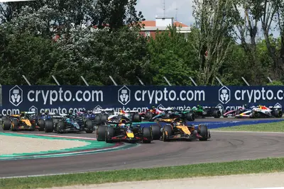 La partenza con la manovra incredibile di Verstappen su Piastri