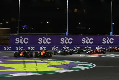 La partenza con la lotta tra Verstappen e Piastri