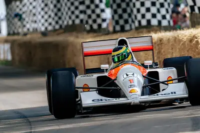Bruno Senna alla guida della McLaren di Ayrton nel corso della passata edizione
