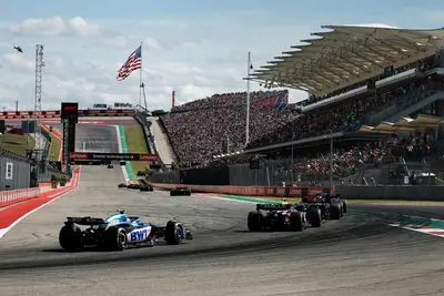 Il rettilineo di partenza del Circuit of The Americas con la Old Glory che sventola sulla prima curva