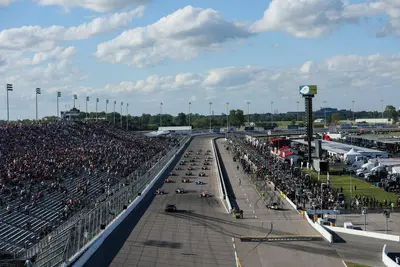 La partenza della Bommarito 500, con la griglia a tre vetture per fila, unico caso insieme alla Indy 500