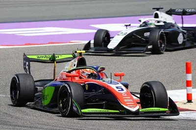 Rafael Camara davanti a Callum Voisin in feature race F3 Bahrain