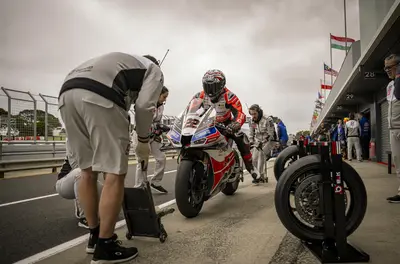 Alex Lowes e il team Bimota alle prese con una prova di flag-to-flag