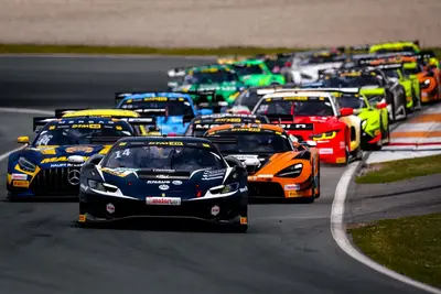 Jack Aitken guida il gruppo al momento dello start