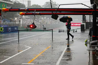 La pit lane completamente allagata