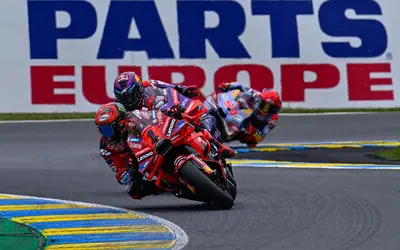 Pecco Bagnaia precede Jorge Martin sul circuito di Le Mans