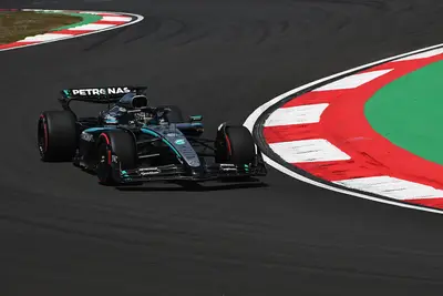 George Russell in azione a Shanghai