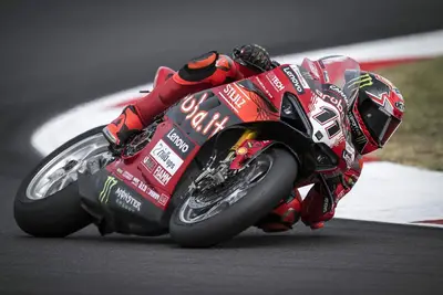Nicolo Bulega in azione con la sua Ducati sul circuito francese di Magny-Cours