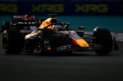 Max Verstappen alla guida della Red Bull nell'ultimo GP stagionale.