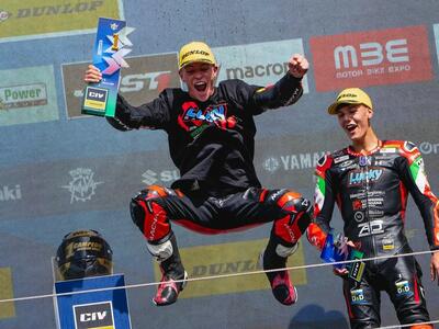 Marcos Ruda festeggia sul podio la vittoria di Gara 2 e del titolo italiano