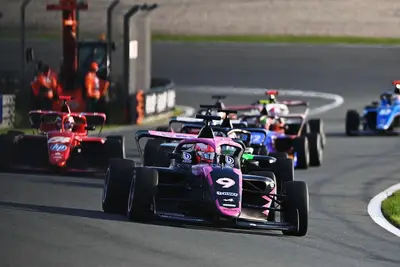 Abbi Pulling guida gruppo F1 Academy in pista a Zandvoort