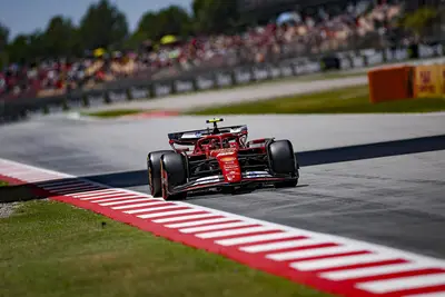 Carlos Sainz cerca la pole position nella gara di casa di Barcellona.