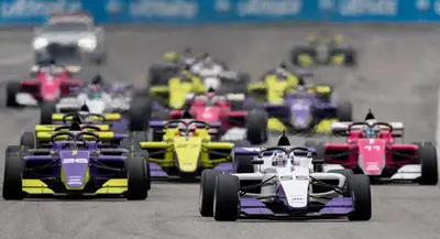 monoposto in pista durante gara campionato W Series