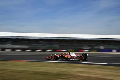 Il re di Silverstone conquista il primo tempo, davanti alle due Mclaren e il compagno di squadra Charles Leclerc