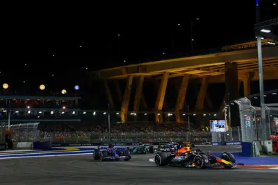 Il gruppo delle F1 affronta la prima variante del tracciato di Singapore nell'edizione 2023.