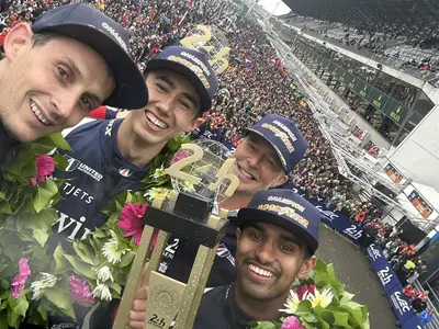 Nolan Siegel (secondo da sinistra), festeggia con Bijoy Garg e Oliver Jarvis la vittoria della 24 ore di Le Mans in classe LMP2 © United Autosport