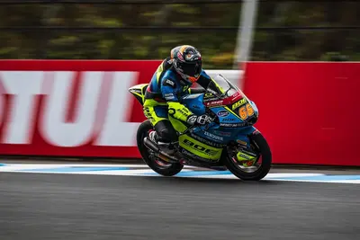 Joel Kelso in azione sulla sua KTM che sta andando in piega verso destra