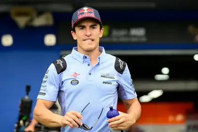 Marc Márquez cade mentre era in lotta per la vittoria a Buriram.
