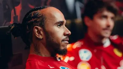 Lewis Hamilton con Charles Leclerc nel giovedì del GP d'Australia F1 2025
