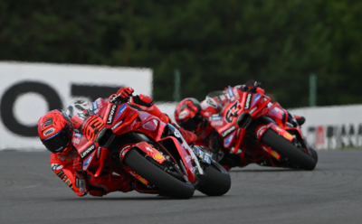 Marc Márquez (#93) e Francesco Bagnaia (#63) prima di essere costretti a rallentare