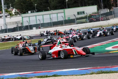 Il pilota Prema conquista tre delle quattro gare del weekend, candidandosi come il pilota da battere nel 2025