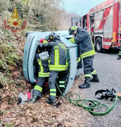 L'auto ribaltatasi
