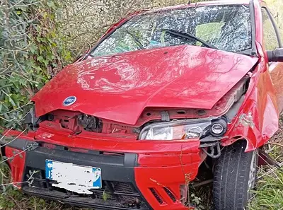 L'auto uscita fuori strada