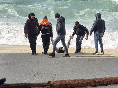 Il cadavere di un migrante recuperato sulla spiaggia di Tropea lo scorso 17 febbraio