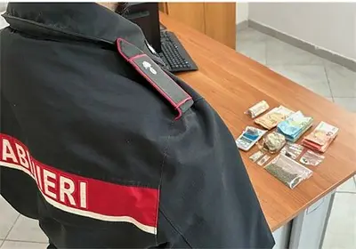 I carabinieri con il materiale sequestrato
