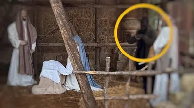L'uomo mimetizzato nel presepe