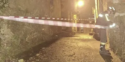 I vigili del fuoco transennano l'area