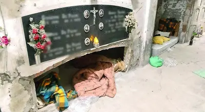 Il giaciglio di un senzatetto al cimitero