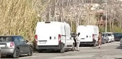 Furgoni sospetti avvistati fuori da una scuola