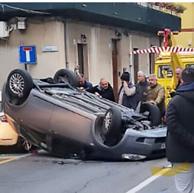 Auto ribaltata