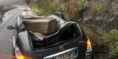 Il masso caduto sull'auto