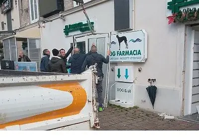 La farmacia presa di mira