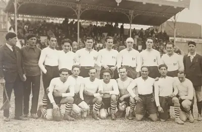 L'Amatori Milano sul campo Michelin di Torino (23 marzo 1930). Allevi è al centro fra i giocatori in piedi.