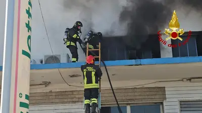 I vigili del fuoco all'opera nel capannone