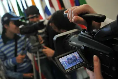 Giornalista che riprende con telecamera