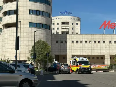Un'ambulanza davanti al parcheggio chiuso del Metropolis